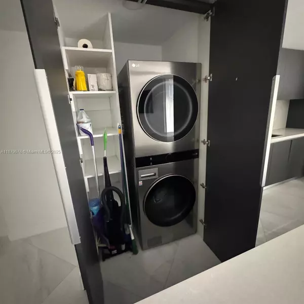 Aventura, FL 33180,19355 Turnberry Way #5G