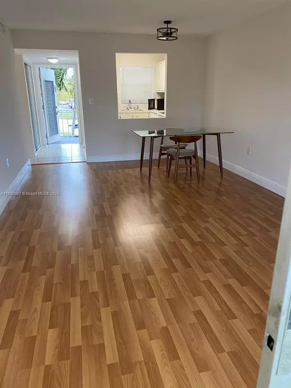 Sunrise, FL 33322,8460 Sunrise Lakes Blvd #208