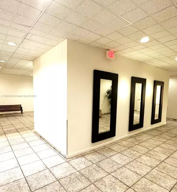 Miami, FL 33179,900 NE 195th St #702