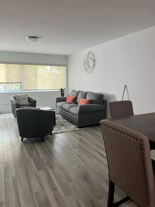 Weston, FL 33326,100 Lakeview Dr #303