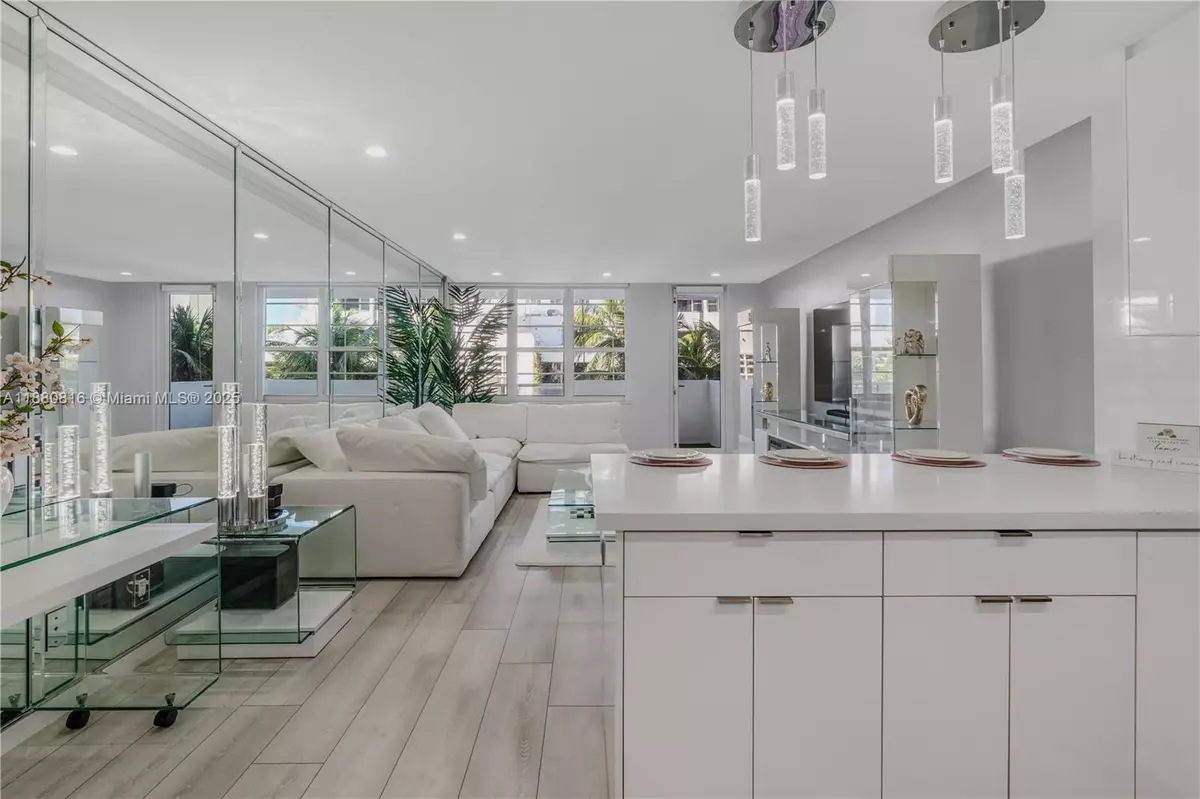 Miami Beach, FL 33139,100 Lincoln Rd #323