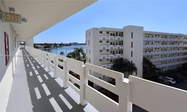 Aventura, FL 33160,3030 Marcos Dr #T512