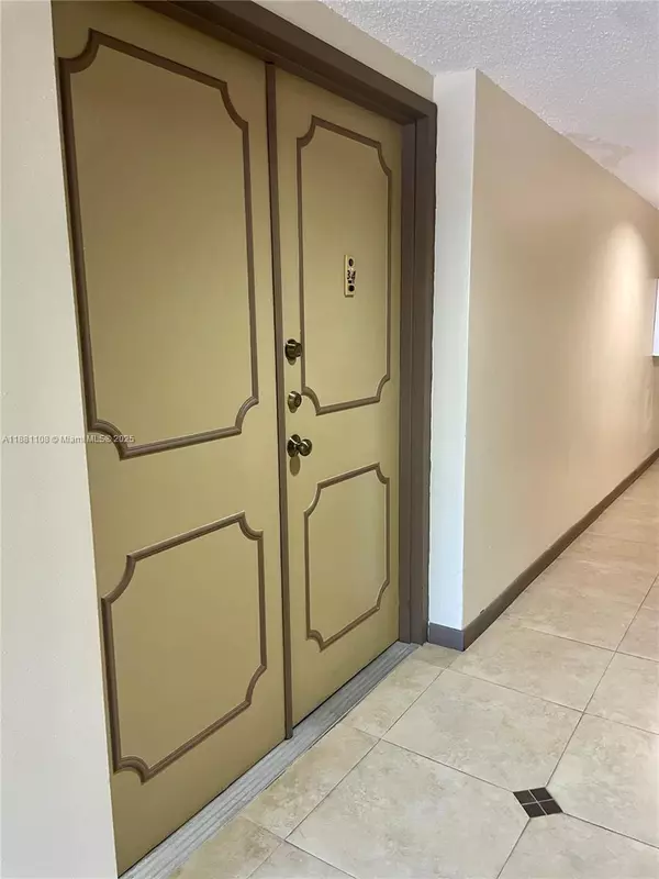 North Miami Beach, FL 33160,17890 W Dixie Hwy #314