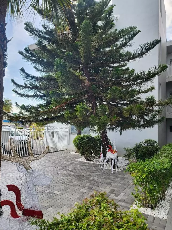 Miami Beach, FL 33141,2101 Normandy Dr #301