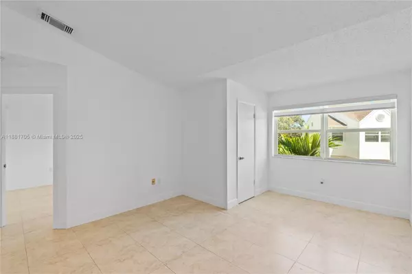 Hialeah, FL 33015,17580 NW 67th Pl #D-1