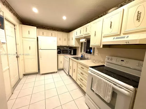 Lauderdale Lakes, FL 33319,4151 NW 41st St #201