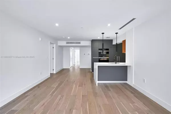 Key Biscayne, FL 33149,204 Sunrise Dr #204C