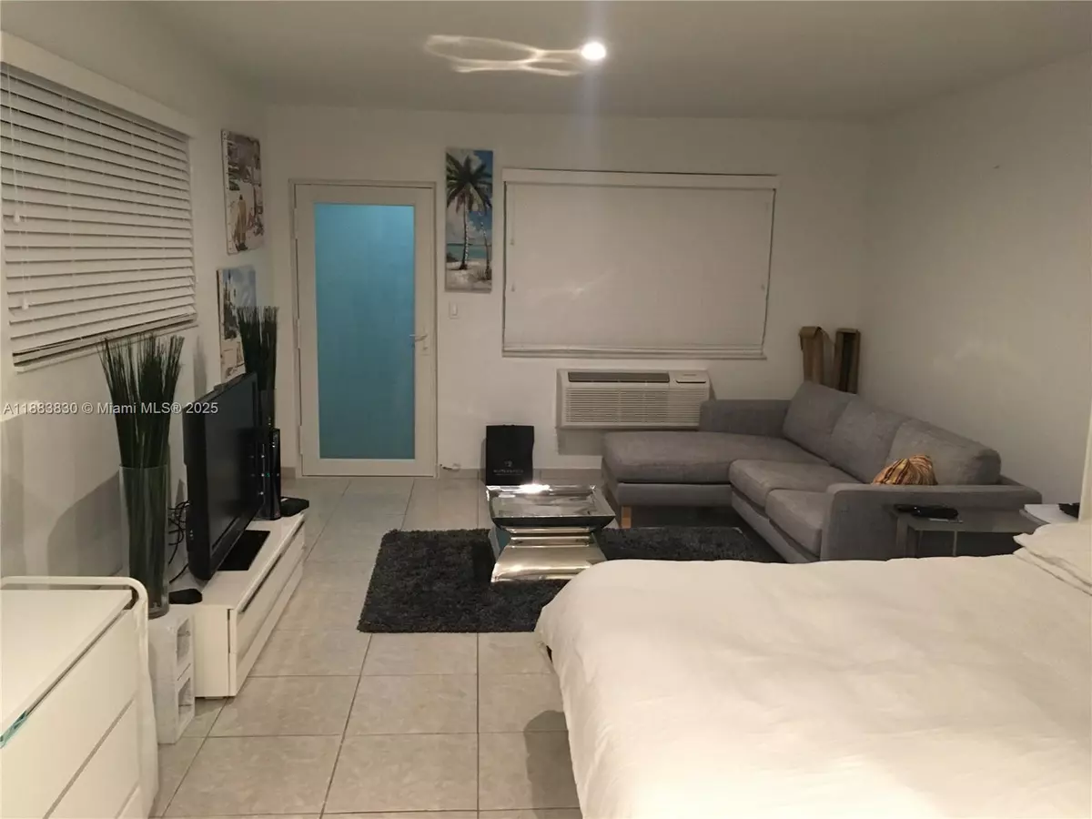 Miami Beach, FL 33139,158 Ocean Dr #407