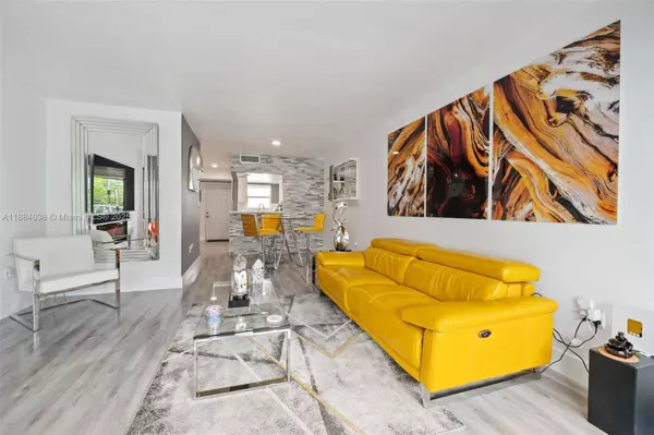 9373 Fontainebleau Blvd #K212, Miami, FL 33172