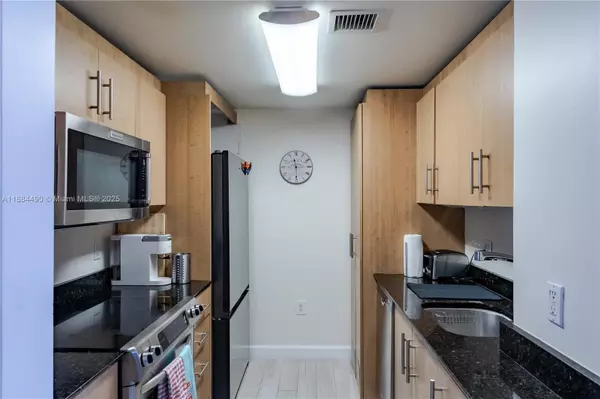 Bal Harbour, FL 33154,10275 Collins Ave #634