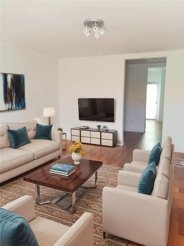 745 13th St #16, Miami Beach, FL 33139