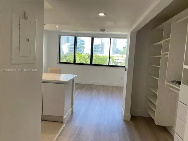 Miami, FL 33131,540 Brickell Key Dr #507