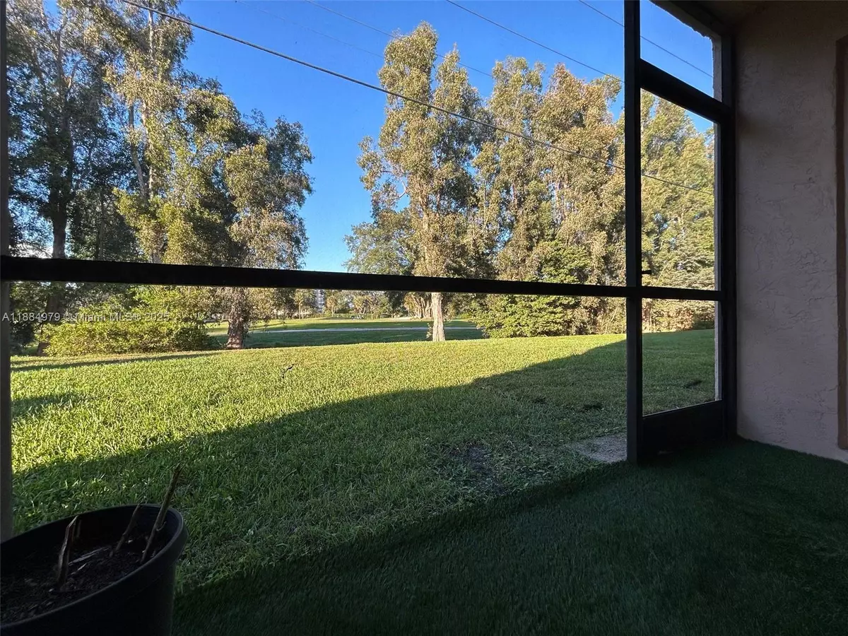 Pembroke Pines, FL 33026,10325 NW 11th St #101