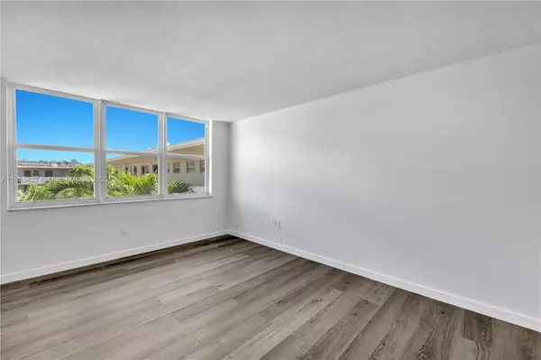 Miami, FL 33179,1680 NE 191st St #415