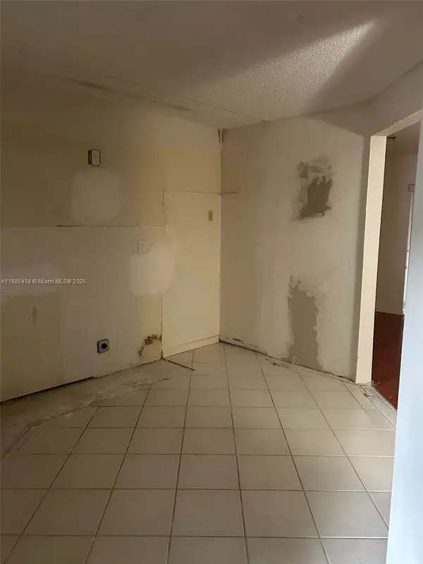 Plantation, FL 33317,6555 W Broward Blvd #104