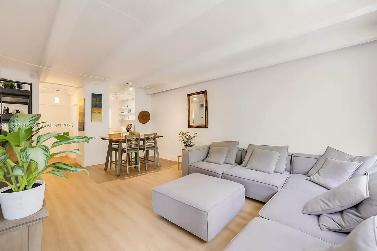 Miami Beach, FL 33139,325 Ocean Dr #206