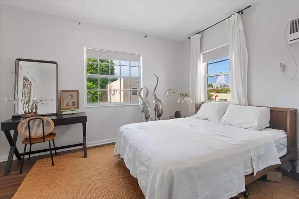 1043 NW 2nd St #13, Miami, FL 33128