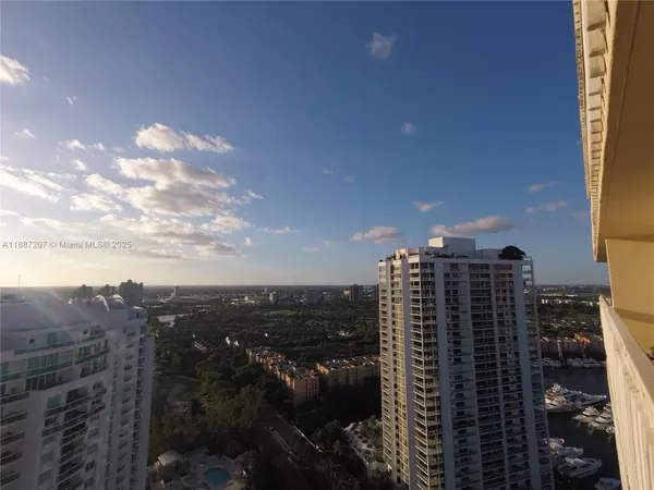 Aventura, FL 33180,19355 Turnberry Way #27E