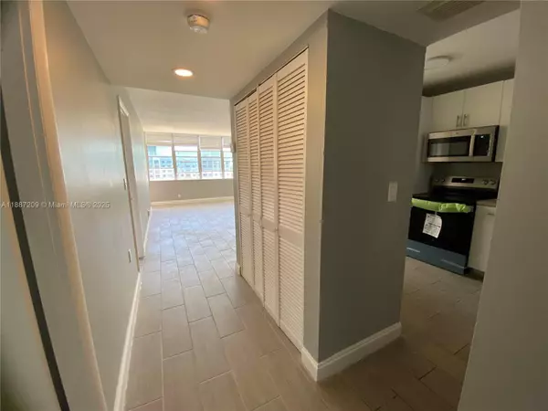 North Miami Beach, FL 33162,2025 NE 164th St #807