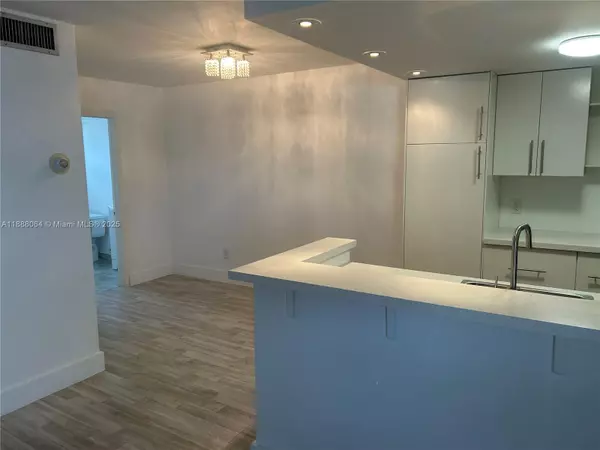 North Miami, FL 33161,1230 NE 139th St #407