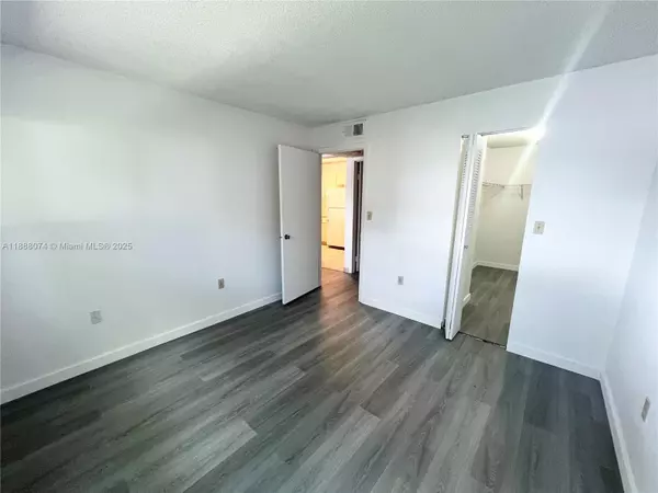 Pembroke Pines, FL 33025,350 W Palm Cir W #207