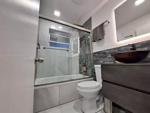 Hollywood, FL 33020,2242 Polk St #1