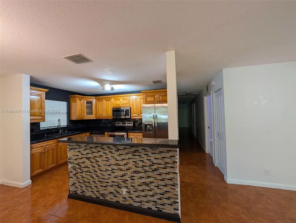 Hollywood, FL 33020,621 S 24th Ave