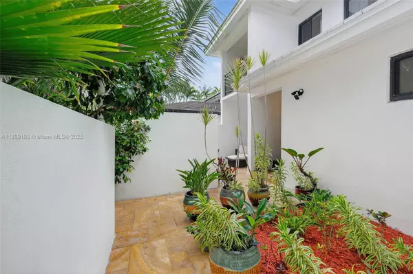 Coral Gables, FL 33146,6345 Maynada St