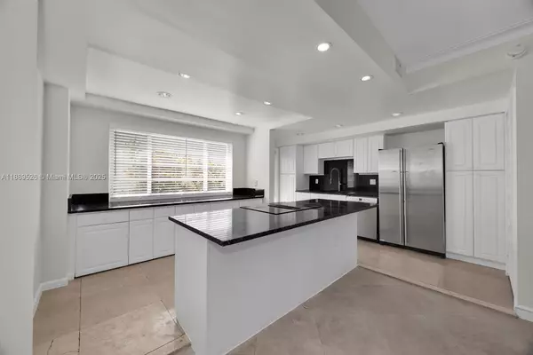 Coral Gables, FL 33134,940 Sevilla Ave #108