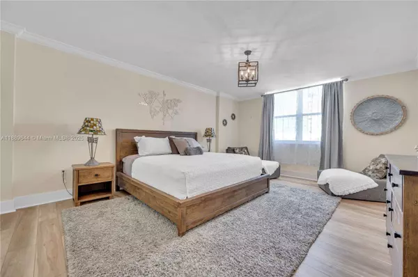 Miami Beach, FL 33140,5001 Collins Ave #16F