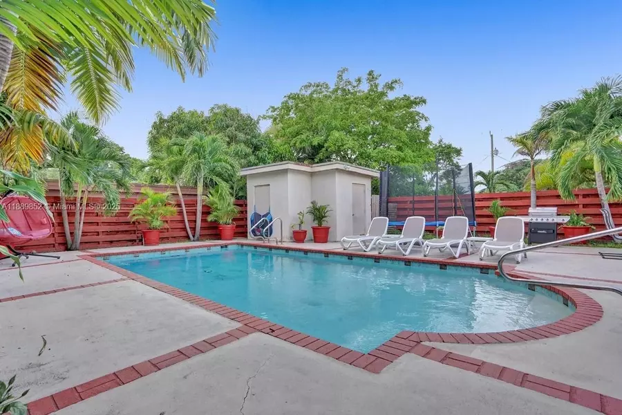 208 SW 2nd Ave, Hallandale Beach, FL 33009