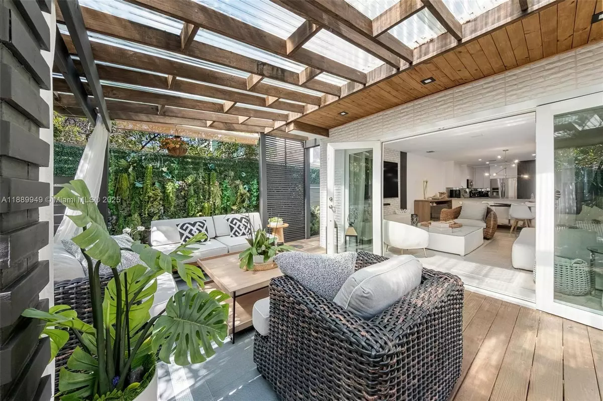 Miami, FL 33135,2752 SW 11th St