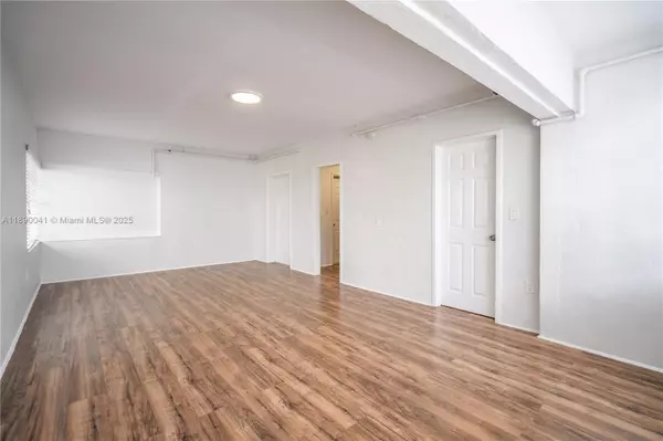 Miami Beach, FL 33141,8315 Byron Ave #4