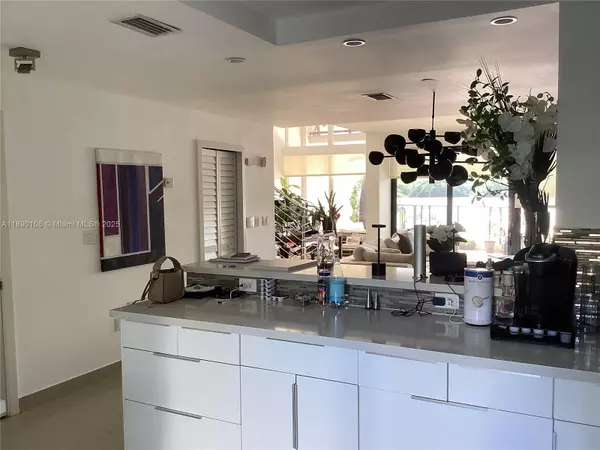 Sunny Isles Beach, FL 33160,460 Poinciana Dr #1610