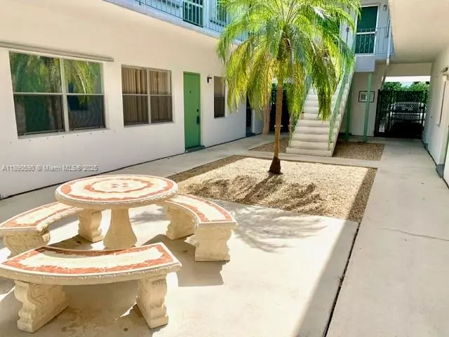 Hollywood, FL 33020,1824 Monroe St #4