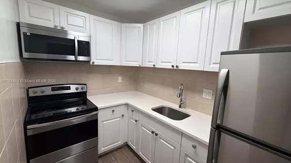 271 Bonnie Blvd #205, Palm Springs, FL 33461