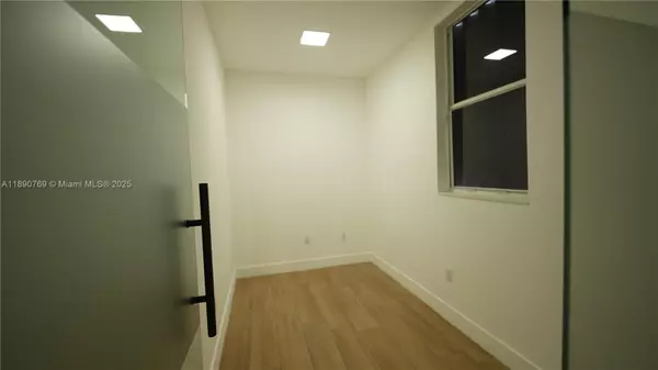 North Miami, FL 33161,997 NE 125th St