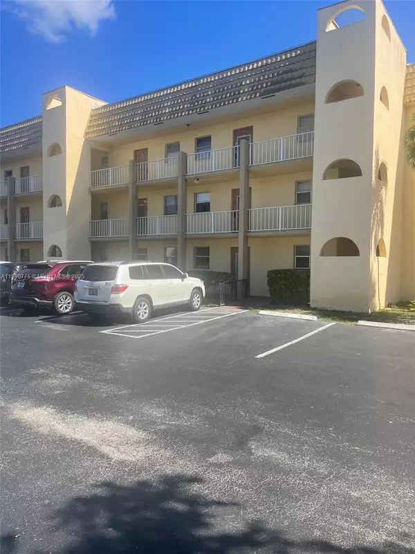 8500 Sunrise Lakes Blvd #106, Sunrise, FL 33322