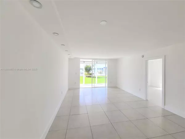 Aventura, FL 33160,3010 Marcos Dr #R110