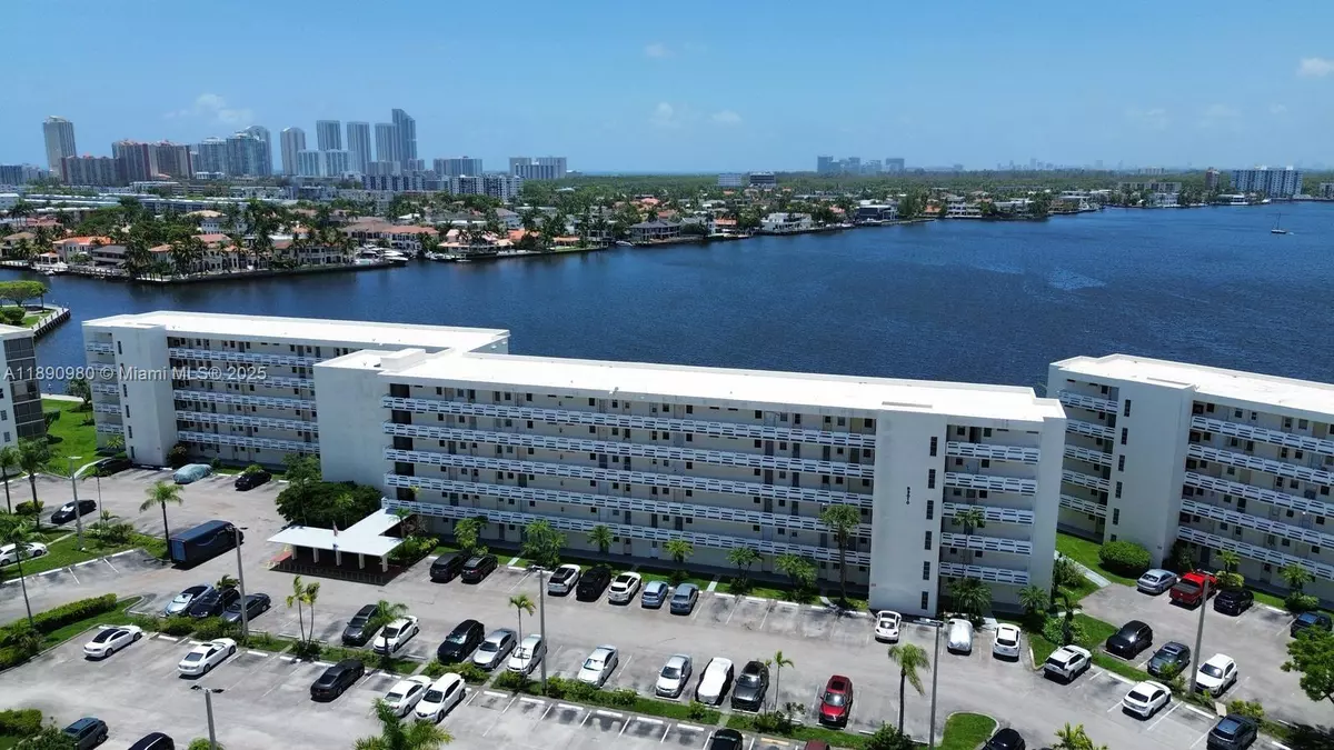 Aventura, FL 33160,3010 Marcos Dr #R110