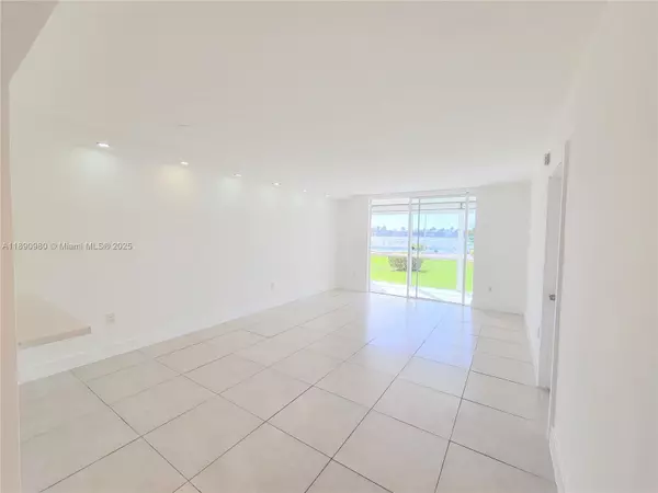 Aventura, FL 33160,3010 Marcos Dr #R110