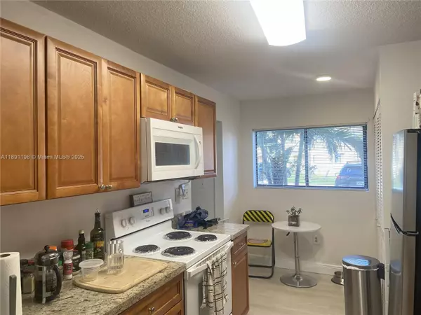 Pembroke Pines, FL 33025,413 E Palm Cir E #1