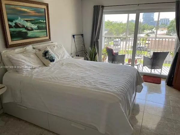 Hallandale Beach, FL 33009,329 SE 3rd St #304S