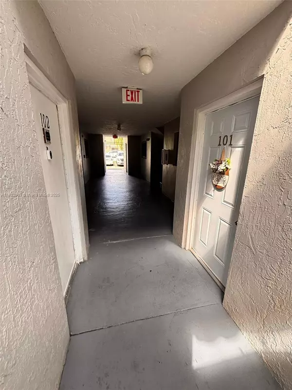 2565 W 56th St #101, Hialeah, FL 33016