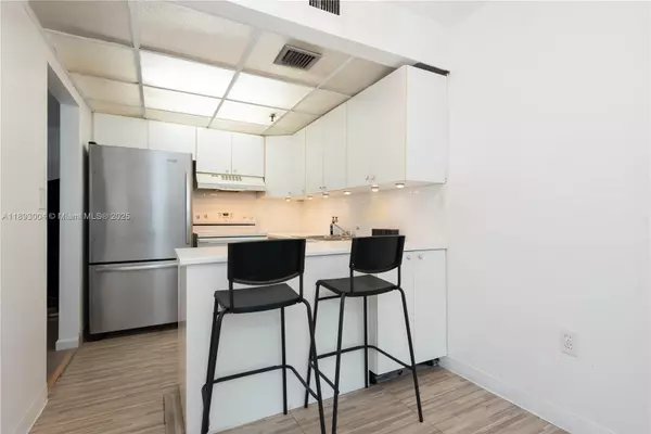 North Miami Beach, FL 33160,17890 W Dixie Hwy 319 Hwy #319