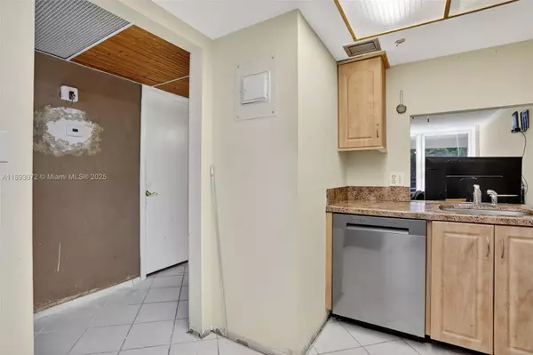 Oakland Park, FL 33309,106 Royal Park Dr #4C