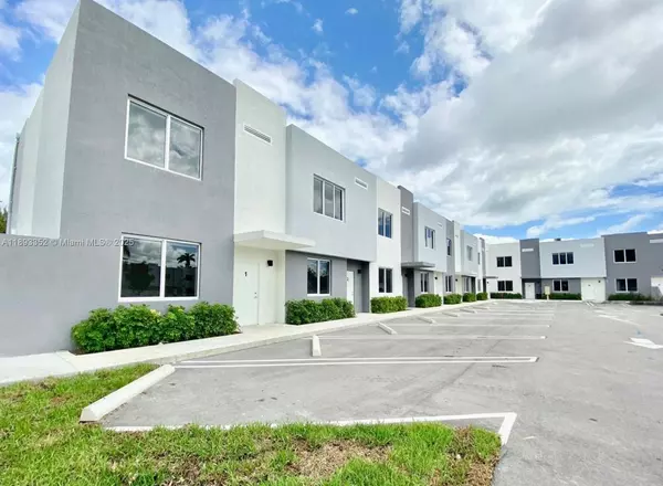 170 NW 158 St #10, Miami, FL 33169