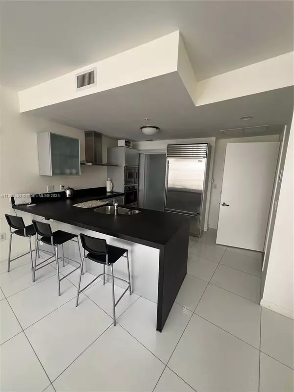 Sunny Isles Beach, FL 33160,18201 Collins Ave #908