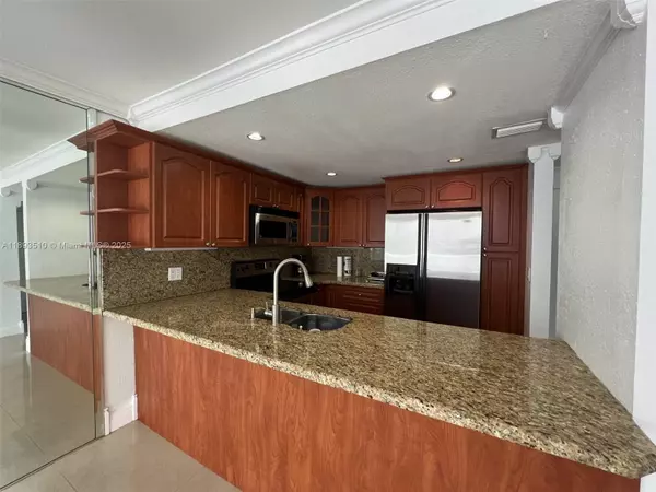 Miami Beach, FL 33139,401 Ocean Dr #311