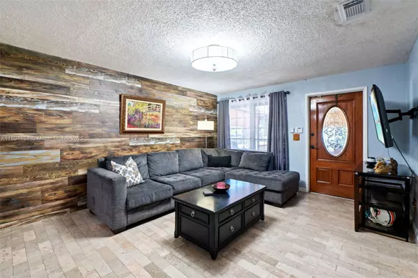 Hollywood, FL 33021,5614 Hope St